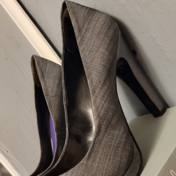 Beautiful Gray Nine West heels - Picture 2 of 5